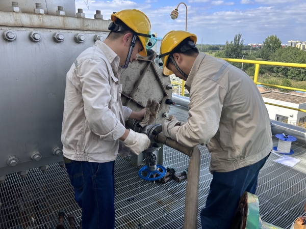 261756192873121419.jpg 2025年中期檢修,檢修人員進行換熱器化洗除垢.jpg