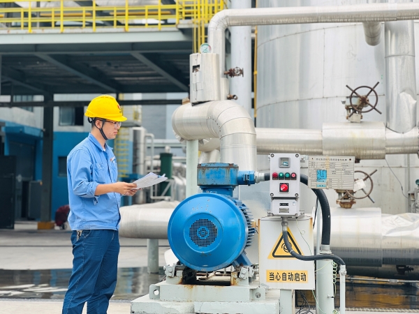 261756202226205652.jpg 圖3:2025年8月中修,黨員馮瑞檢查煤漿泵儀表閥門.jpg