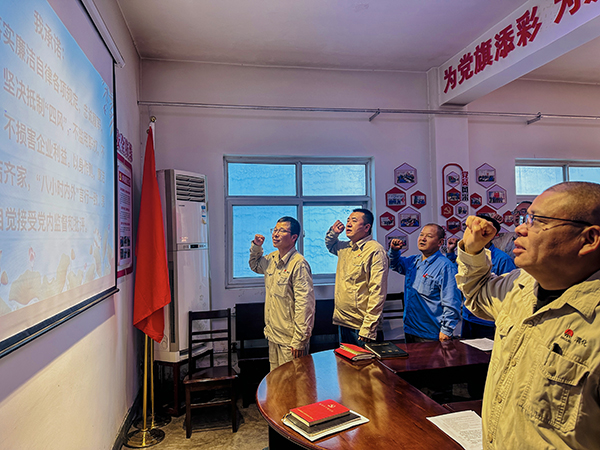 271756293825158959.jpg 8月25日下午,物料車間黨支部組織重點崗位廉潔風險防控人員,開展了以“薪火相傳守廉潔,履職盡責啟新程”為主題的廉潔教育活動--開展廉潔承諾宣誓.jpg