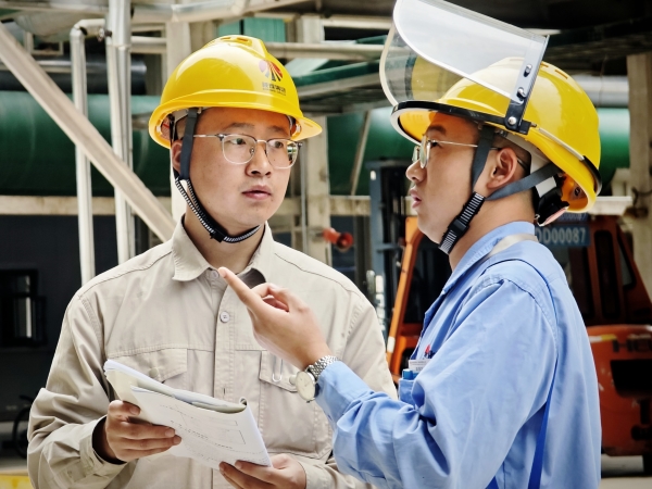 281756342981203374.jpg 彬州公司2025年中修,職工給新職工講解工藝流程.jpg