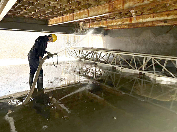 051757059320162443.jpg 9.3工作人員正在清理池內淤泥.jpg