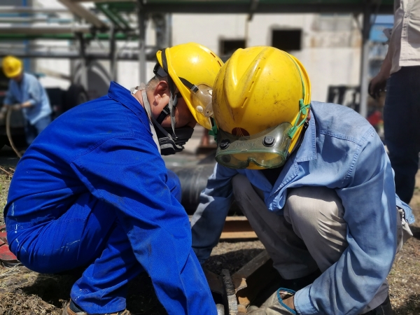 241758691725125207.jpg 鉗工仔細檢查軸承磨損.jpg