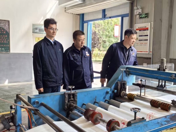 281759021338790212.jpg 9月22日,延長(zhǎng)石油物流包裝制品分公司總經(jīng)理在重載膜車間,結(jié)合生產(chǎn)實(shí)際,向渭河塑業(yè)考察人員詳解工藝與管理要點(diǎn)。.jpg