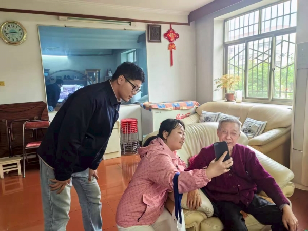 131760313852443836.jpg 10月10日 人力資源部組織開展線下年檢專項服務.jpg