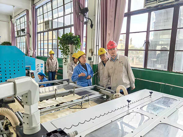 黨支部書記帶隊的小組對生產流程細致排查   600.jpg