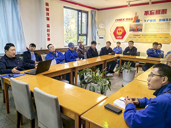 車間安全月對(duì)班組進(jìn)行消、氣防知識(shí)培訓(xùn).jpg