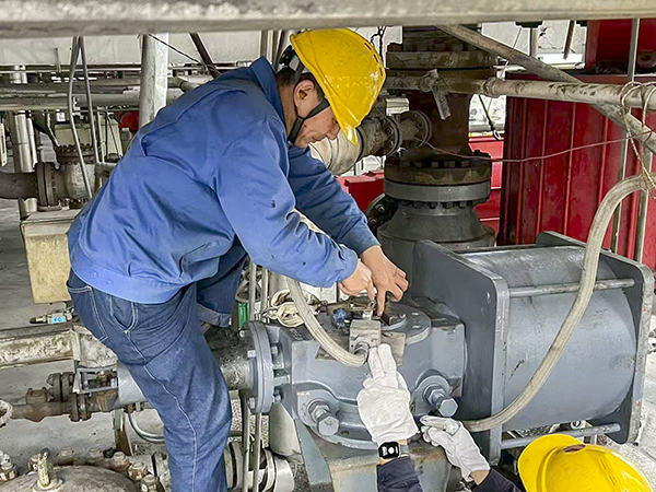 11月7日立冬當天，冒著寒風細雨，計控電儀部儀表工們正在現場進行檢修工作，為冬季裝置平穩運行筑牢安全屏障3  futu.jpg