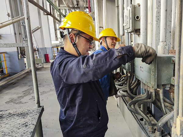 11月7日立冬當天，冒著寒風細雨，計控電儀部儀表工們正在現場進行檢修工作，為冬季裝置平穩運行筑牢安全屏障.jpg