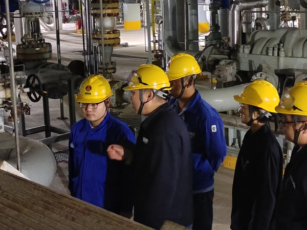 圖2 班長現場教學防凍操作技能。.jpg