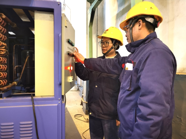 技術人員對開關設備進行調試.jpg
