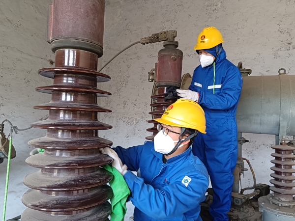 工作班成員對變壓器整體清掃.jpg