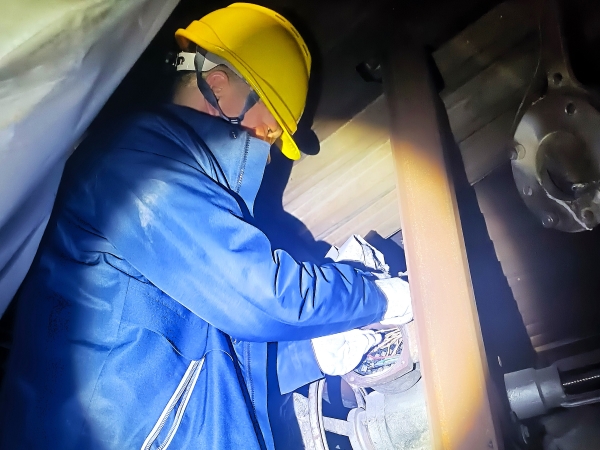 261764118565620217.jpg 電氣作業人員對故障設備進行檢修.jpg