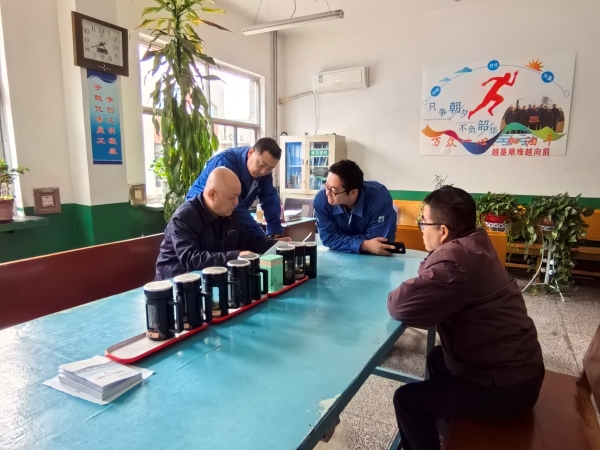 281764290689183146.jpg 支部書記李風明落實班組獎金發放制度.jpg