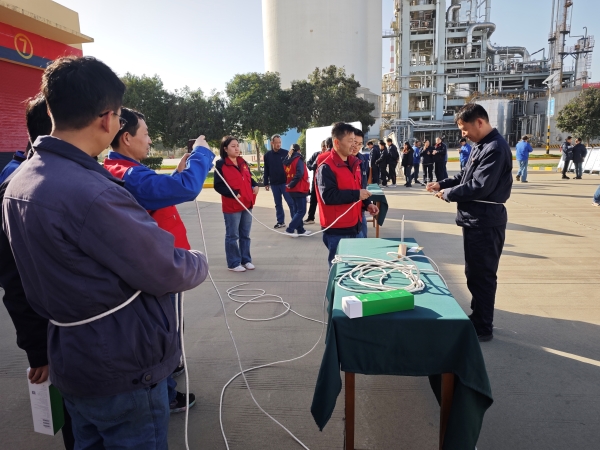 11月27日，在計(jì)控電儀部副部長沈敬輝的帶領(lǐng)下，員工們積極參與逃生繩結(jié)“生死時(shí)速”活動.jpg